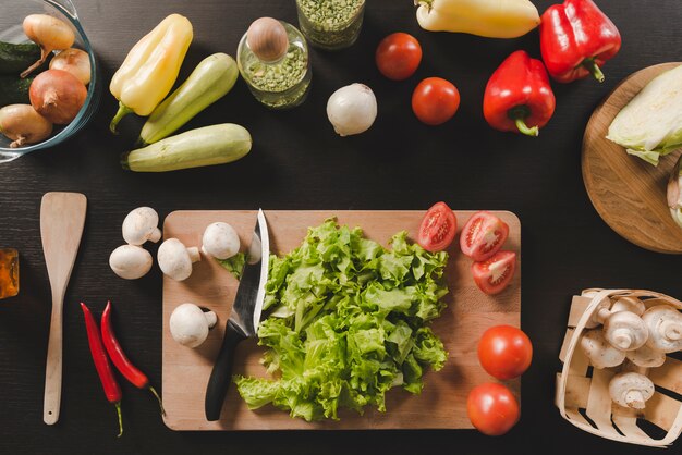 Vegetales orgánicos frescos en el mostrador de la cocina