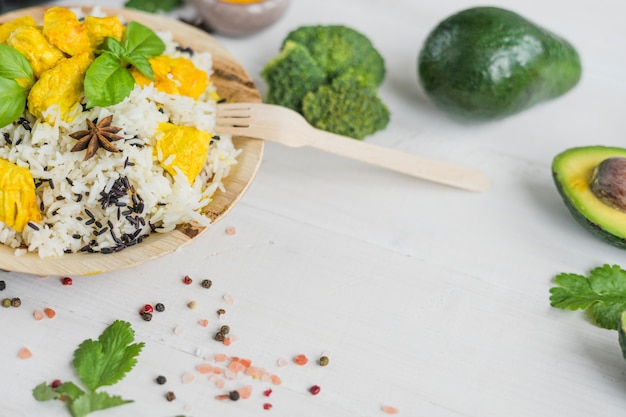 Vegetales orgánicos y sabrosa comida en tablón de madera blanco.