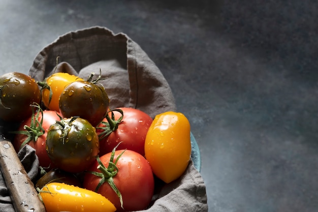 Vegetales de tomates orgánicos en un saco plano