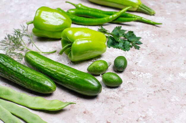 Vegetales verdes frescos en superficie de concreto