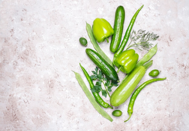 Vegetales verdes frescos en superficie de concreto