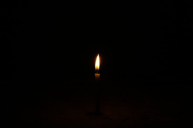 Vela encendida en un fondo oscuro