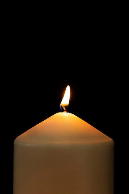 Foto gratuita vela encendida llama realista, imagen de alta resolución de fondo negro