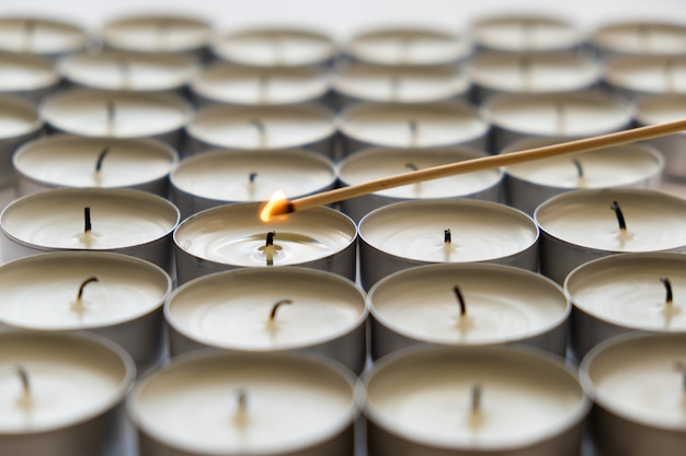 Una vela encendida y muchas velas apagadas