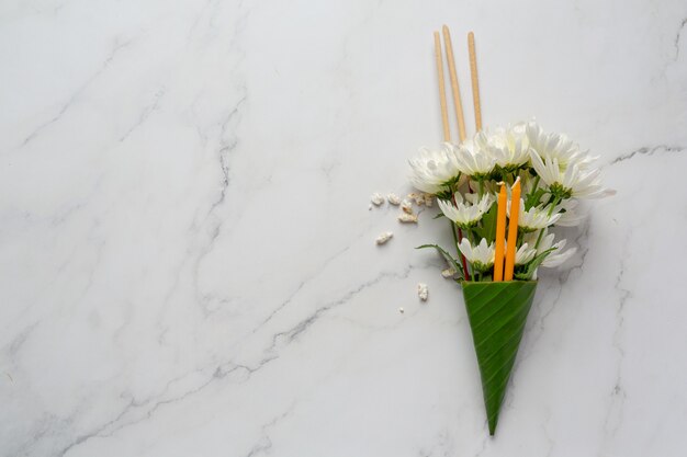 Vela con Flor Para adorar al Buda del Budismo Día Makha Bucha