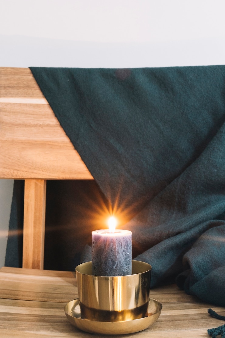 Foto gratuito vela grande en candelabro en silla