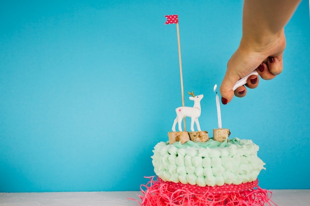 Foto gratuita vela de la mano de la cosecha de vela en la torta