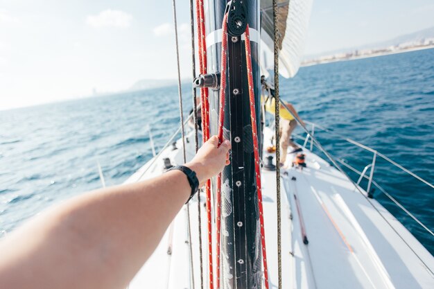 Vela de velero profesional en el viento