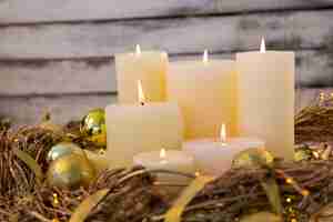 Foto gratuita velas blancas encendidas con decoración navideña