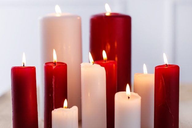 Velas blancas y rojas