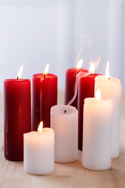 Velas blancas y rojas