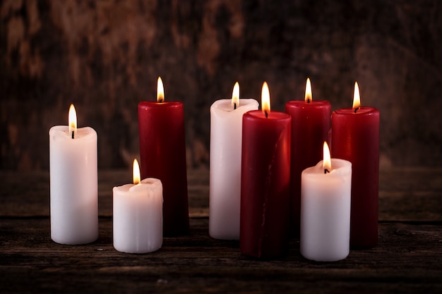 Velas blancas y rojas