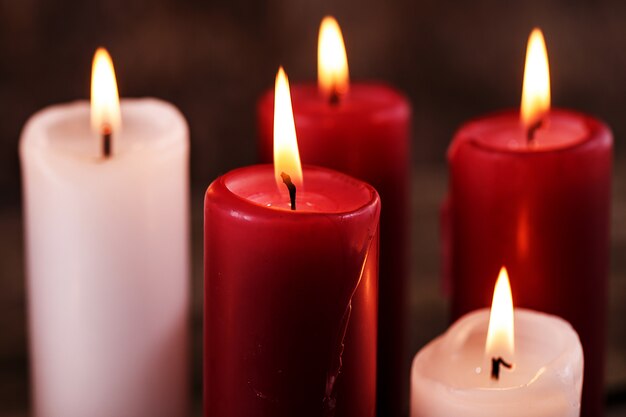 Velas blancas y rojas