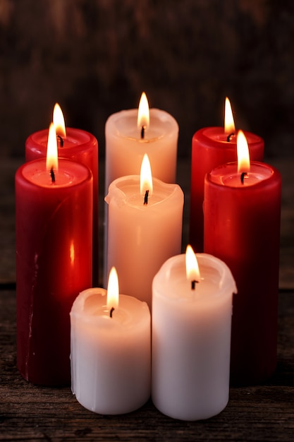 Foto gratuita velas blancas y rojas