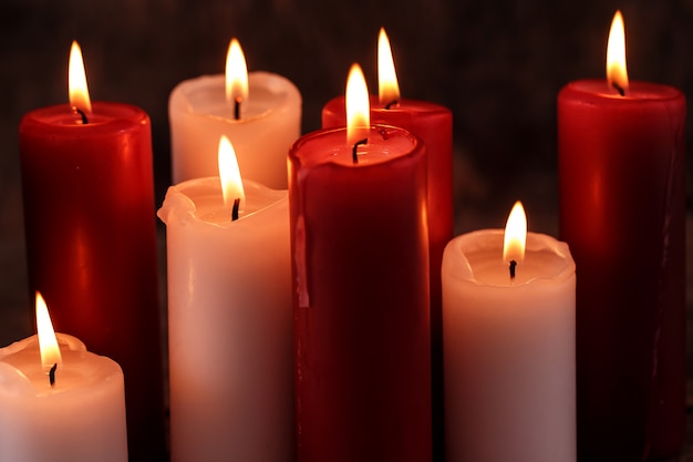 Velas blancas y rojas