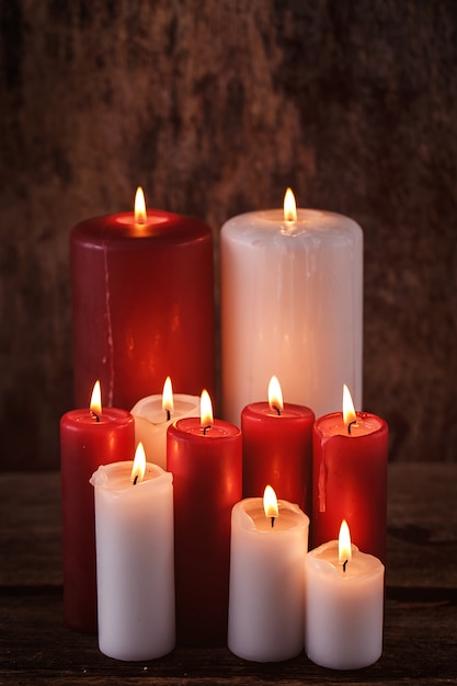 Foto gratuita velas blancas y rojas