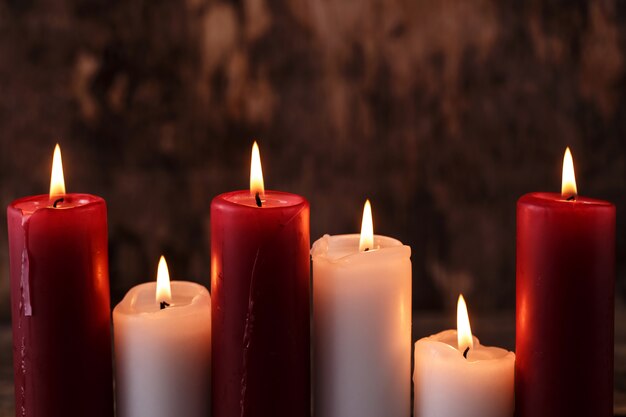 Velas blancas y rojas