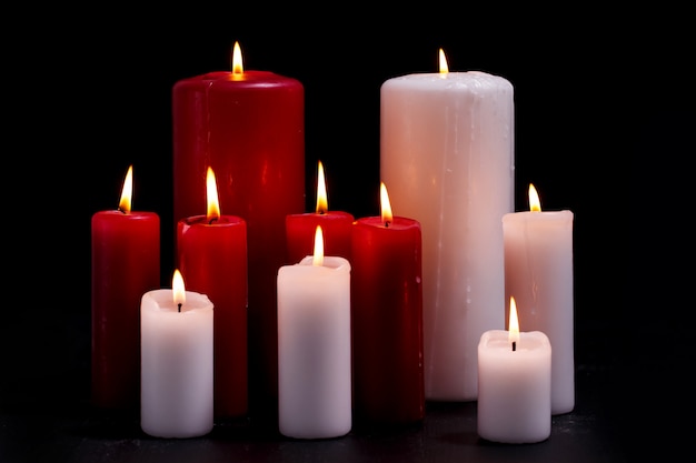 Velas blancas y rojas