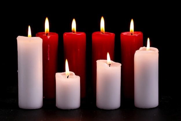 Velas blancas y rojas