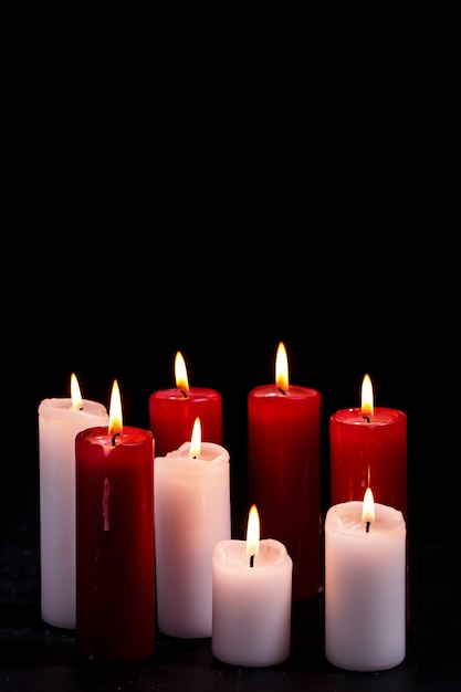 Velas blancas y rojas