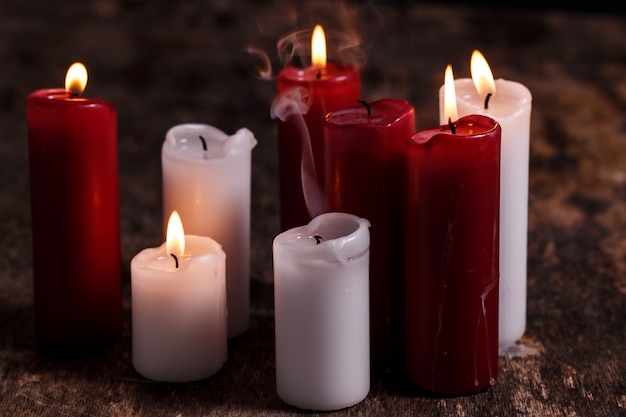 Foto gratuita velas blancas y rojas