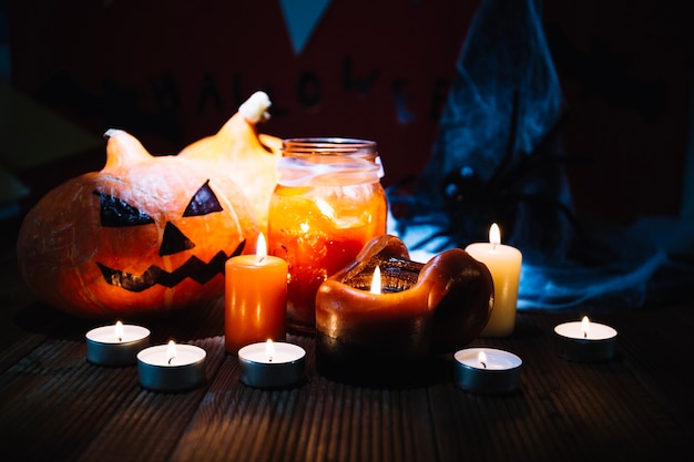 Foto gratuita velas y calabazas en fantasmagórica disposición