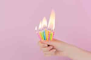 Foto gratuita velas de cumpleaños y copyspace arriba