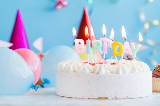 Velas de cumpleaños en la torta