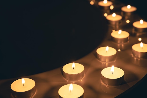 Foto gratuita velas encendidas en el baño en la oscuridad.