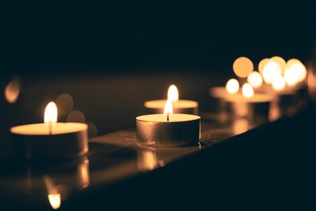 Velas encendidas en el baño en la oscuridad.