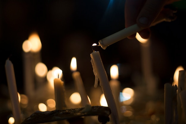 Velas encendidas como pequeñas bombillas