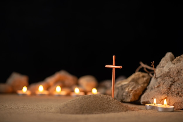 Foto gratuita velas encendidas con piedras alrededor de la pequeña tumba como recuerdo del funeral de la muerte