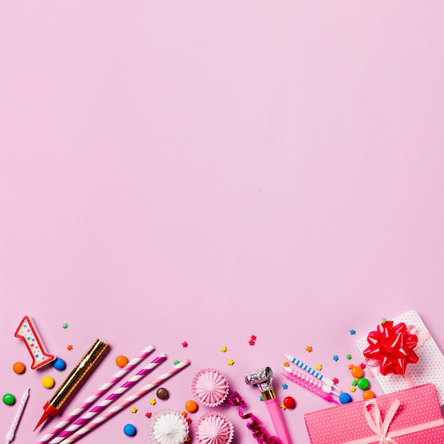 Velas gemas pajita; asperja; cajas de regalo; flámula; Aalaw en el fondo de fondo rosa