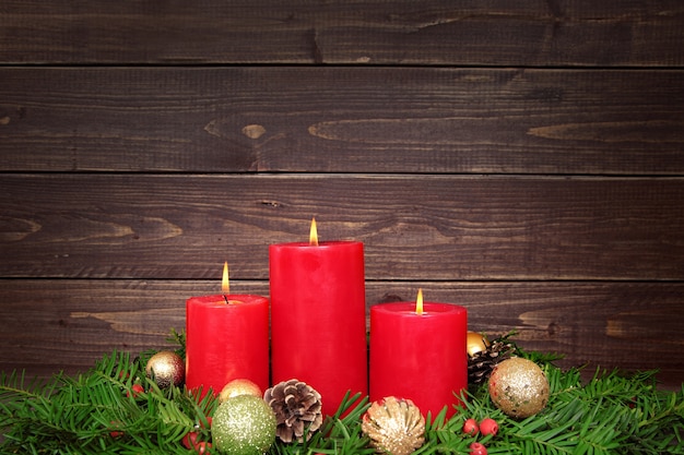 Foto gratuita velas de navidad con fondo de madera