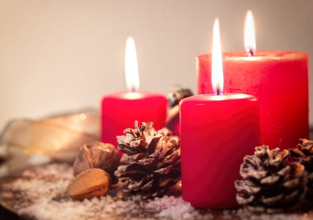 Foto gratuita velas navideñas rojas con piñas de abeto