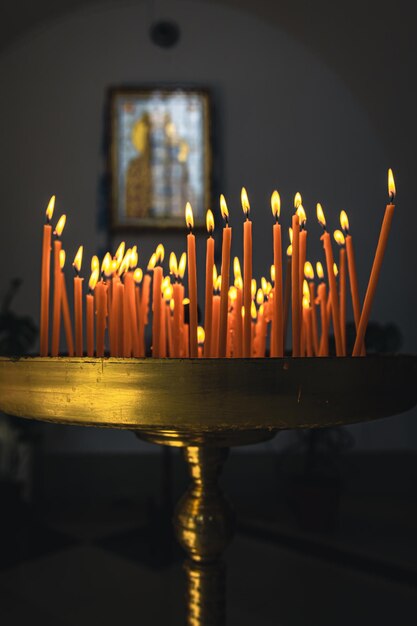 Velas de primer plano en el templo sobre un fondo borroso