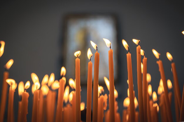 Velas de primer plano en el templo sobre un fondo borroso