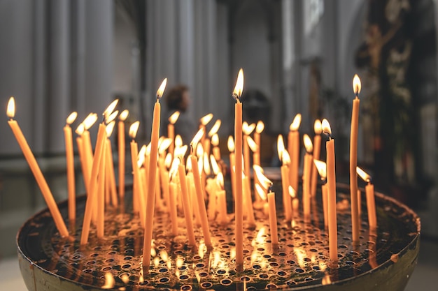 Velas de primer plano en el templo sobre un fondo borroso