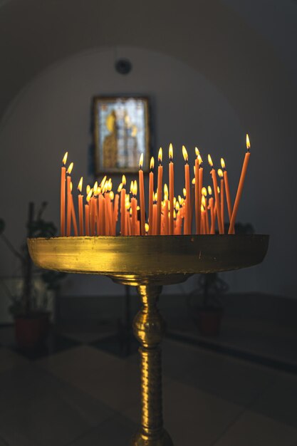 Velas de primer plano en el templo sobre un fondo borroso