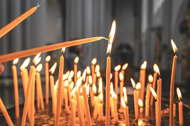 Velas de primer plano en el templo sobre un fondo borroso