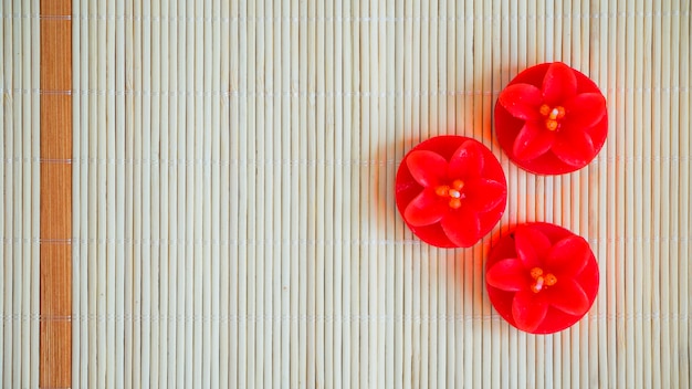 Foto gratuita velas rojas en forma de flor