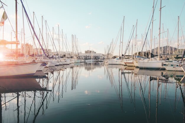 Velero blanco en cuerpo de agua durante el día