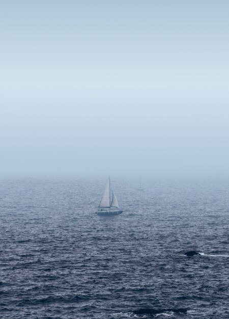 Velero blanco en el mar