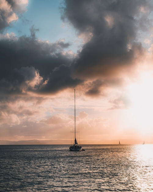 Velero bajo un cielo pastel