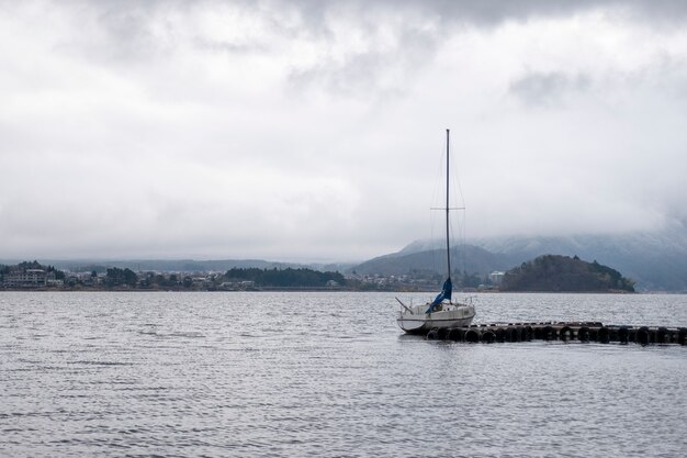 velero en el lago Kawaguchiko, Japón