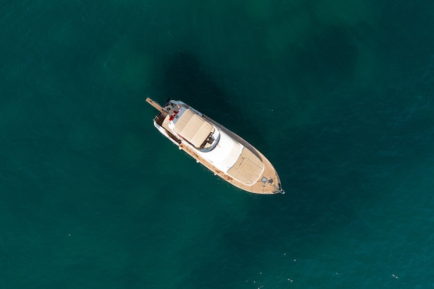 Velero en el mar en la luz del sol de la tarde sobre el hermoso mar, aventura de verano de lujo, vacaciones activas en el mar Mediterráneo, Turquía