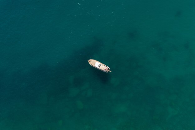 Velero en el mar en la luz del sol de la tarde sobre el hermoso mar, aventura de verano de lujo, vacaciones activas en el mar Mediterráneo, Turquía