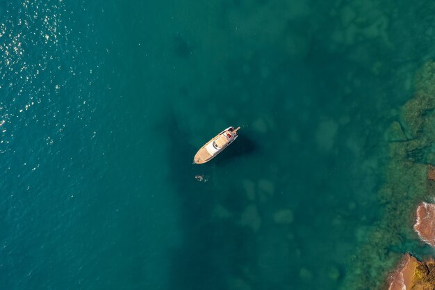 Velero en el mar en la luz del sol de la tarde sobre el hermoso mar, aventura de verano de lujo, vacaciones activas en el mar Mediterráneo, Turquía