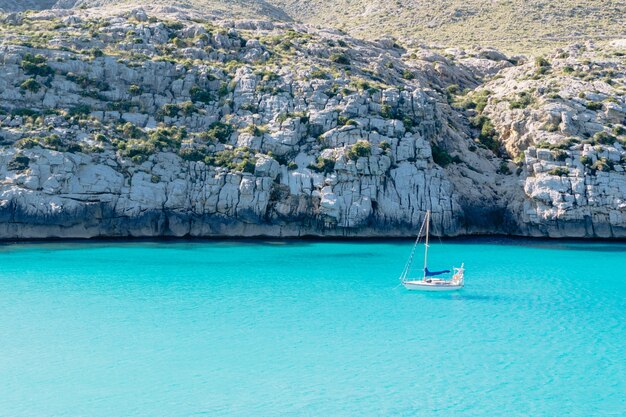 Velero navegando sobre el mar transparente