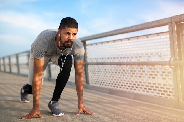 Velocista masculino listo para correr Foto gratis